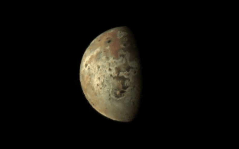 NASA chia sẻ những hình ảnh chưa từng thấy về mặt trăng của sao Mộc